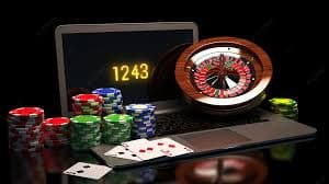 Hình ảnh minh họa vui tươi của nền tảng keo bong da với bóng đá và game slot